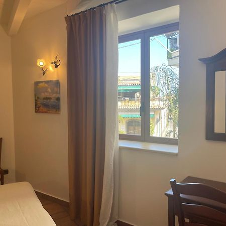 Hotel Capomulini 3 Stelle 아치레알레 외부 사진