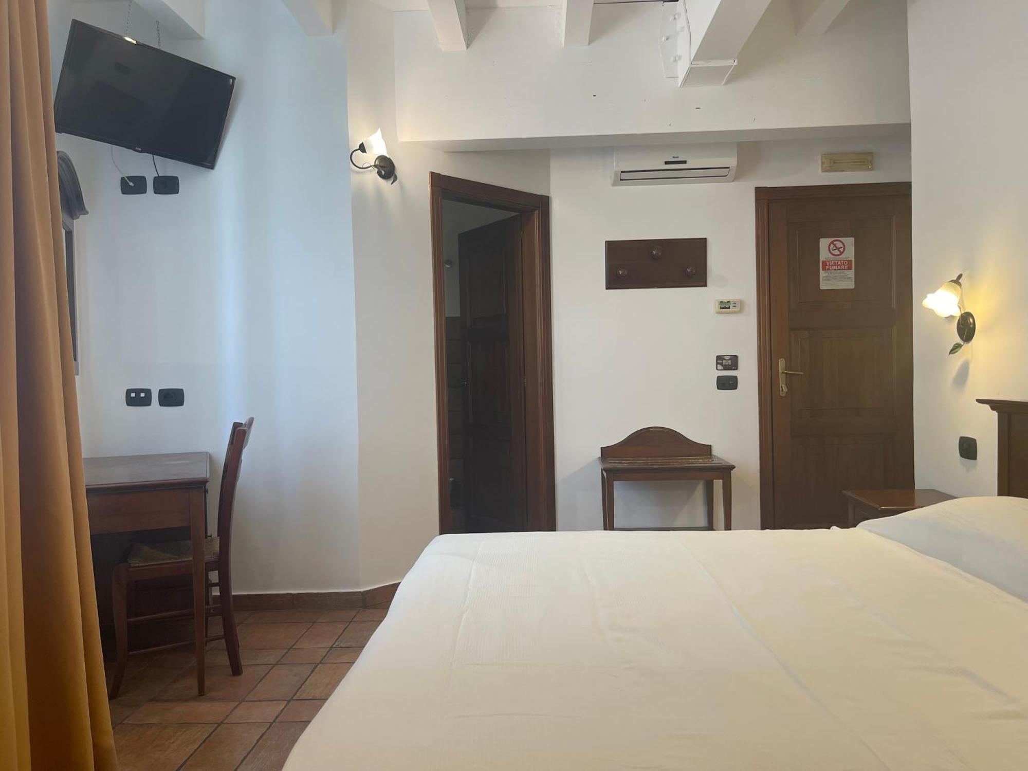 Hotel Capomulini 3 Stelle 아치레알레 외부 사진