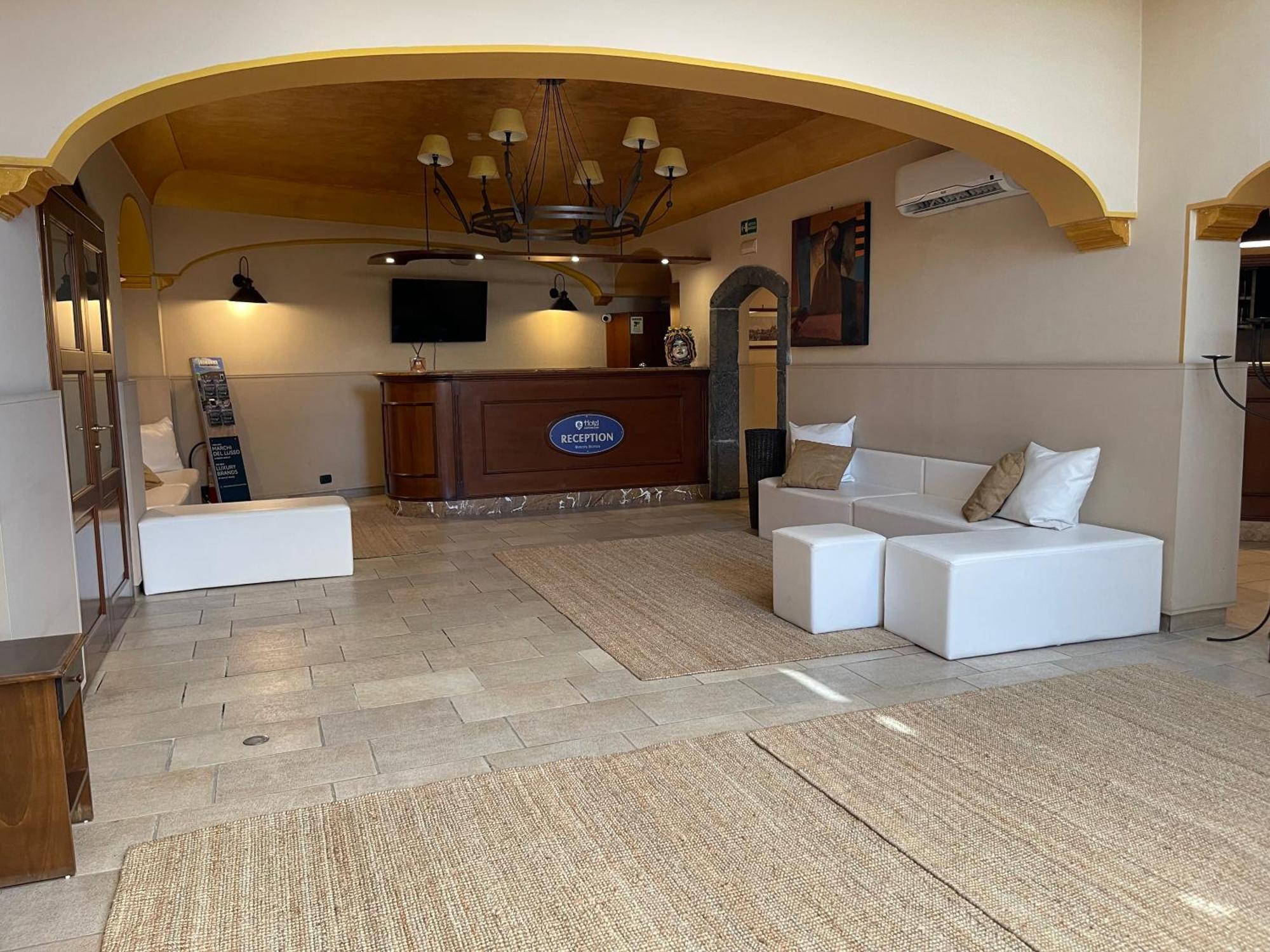 Hotel Capomulini 3 Stelle 아치레알레 외부 사진